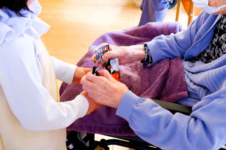 一生懸命に歌う園児たちをご入居者が温かく見守ります。